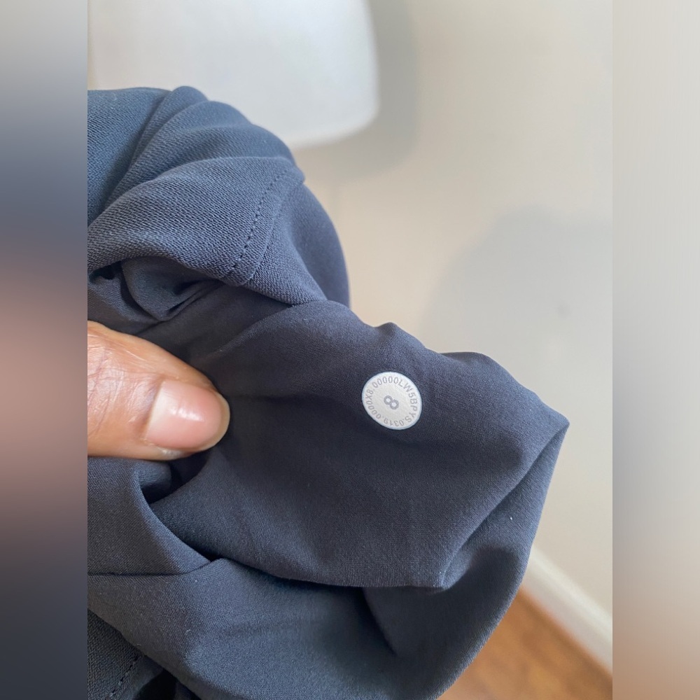 Lululemon On The Fly Pant Wide Leg Woven in Black Size 8 
Inseam 31.5" - Picture 6 of 10